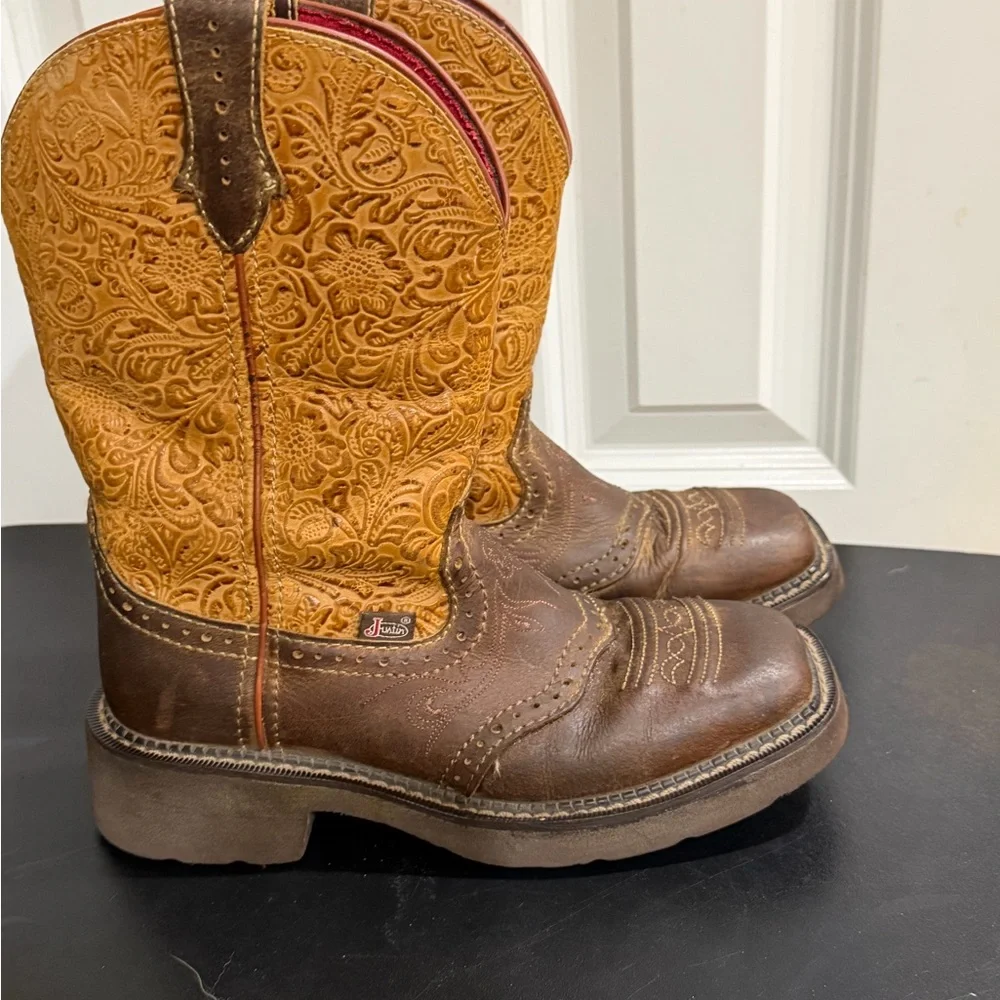 Justin Boots leather upper